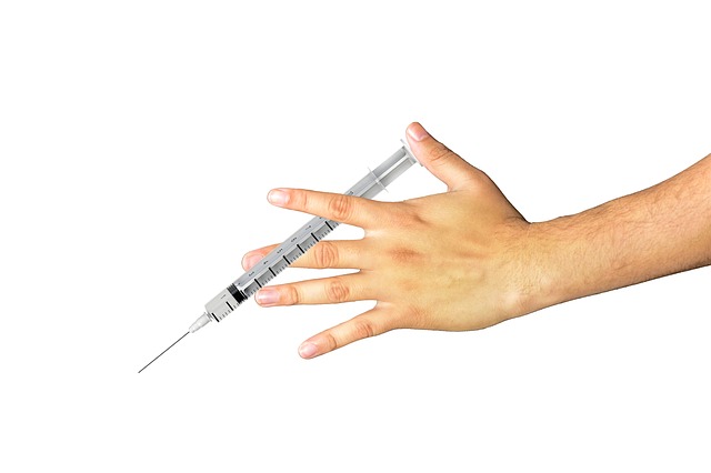 ruka s injekcí